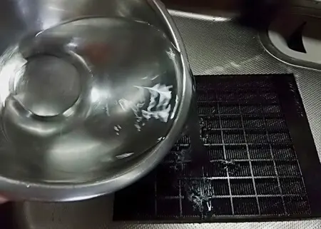 換気扇フィルターにお湯を掛ける