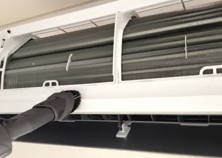 エアコン本体を掃除機にかける