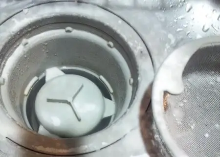 シンク：重曹を撒く