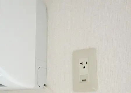 エアコン電源をコンセントから抜く