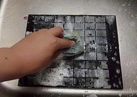 換気扇：スポンジでこする