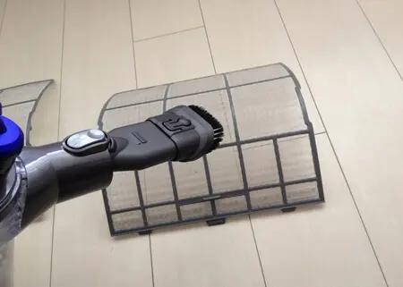 エアコンフィルターに掃除機