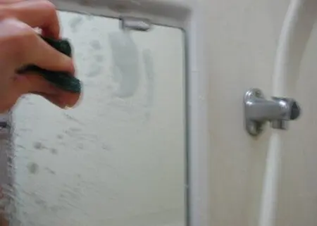 水垢：剥がして洗い落とし