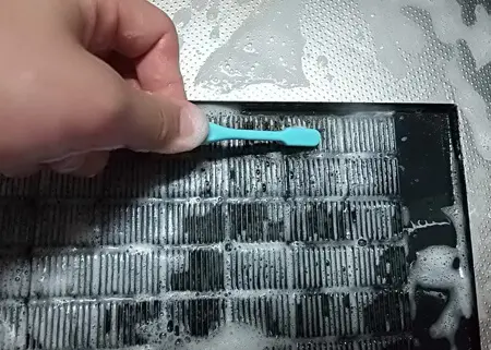 換気扇フィルター歯ブラシで磨く