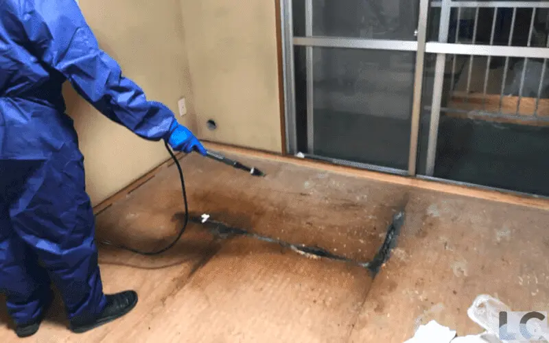 除去できない遺体からの腐敗体液に消臭剤を噴霧。腐臭が消えない場合はオゾン脱臭することも。