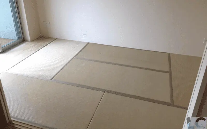 完全消臭のため、作業人数2名で畳替え