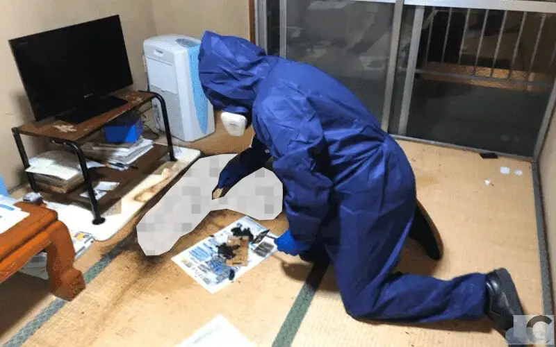 防護服を着用しながら遺体から染み出した腐敗体液を専用工具を利用して除去
